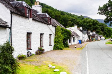 GLEN COE, SCOTLAND - 15 AĞUSTOS 2016: Hediyelik eşyalar ve diğerleri eski bir evde el yapımı eşyalar bulunan yerel el sanatları mağazası, Glen Coe köyü, İskoçya, İngiltere