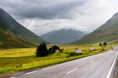 Glencoe ya da Glen Coe dağları ve geçidi, Lochaber, İskoç Higlands, İskoçya 'daki panoramik manzara. Büyük Britanya, İngiltere