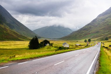 Glencoe ya da Glen Coe dağları ve geçidi, Lochaber, İskoç Higlands, İskoçya 'daki panoramik manzara. Büyük Britanya, İngiltere