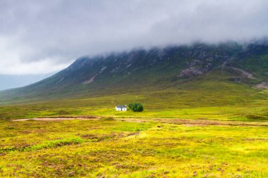 Glencoe ya da Glen Coe dağları ve geçidi, Lochaber, İskoç Higlands, İskoçya 'daki panoramik manzara. Büyük Britanya, İngiltere. Arka planda ünlü Siyah Kulübe.