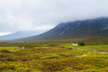 Glencoe ya da Glen Coe dağları ve geçidi, Lochaber, İskoç Higlands, İskoçya 'daki panoramik manzara. Büyük Britanya, İngiltere. Arka planda ünlü Siyah Kulübe.