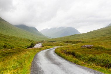 Glencoe ya da Glen Coe dağları ve geçidi, Lochaber, İskoç Higlands, İskoçya 'daki panoramik manzara. Büyük Britanya, İngiltere