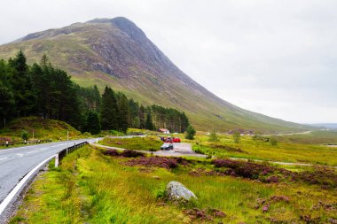 Glencoe ya da Glen Coe dağları ve geçidi, Lochaber, İskoç Higlands, İskoçya 'daki panoramik manzara. Büyük Britanya, İngiltere