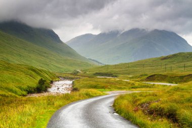Glencoe ya da Glen Coe dağları ve geçidi, Lochaber, İskoç Higlands, İskoçya 'daki panoramik manzara. Büyük Britanya, İngiltere