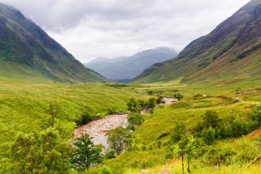 Glencoe ya da Glen Coe ve Glen Etive Valley, Lochaber, İskoçya, İngiltere 'de panoramik manzara. Glen Etive Skyfall 'da Daniel Craig ile James Bond filmi çekilmiştir.