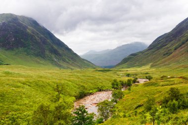 Glencoe ya da Glen Coe ve Glen Etive Valley, Lochaber, İskoçya, İngiltere 'de panoramik manzara. Glen Etive Skyfall 'da Daniel Craig ile James Bond filmi çekilmiştir.