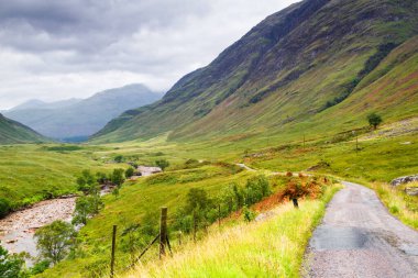 Glencoe ya da Glen Coe ve Glen Etive Valley, Lochaber, İskoçya, İngiltere 'de panoramik manzara. Glen Etive Skyfall 'da Daniel Craig ile James Bond filmi çekilmiştir.