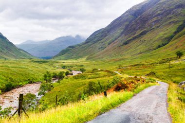 Glencoe ya da Glen Coe ve Glen Etive Valley, Lochaber, İskoçya, İngiltere 'de panoramik manzara. Glen Etive Skyfall 'da Daniel Craig ile James Bond filmi çekilmiştir.