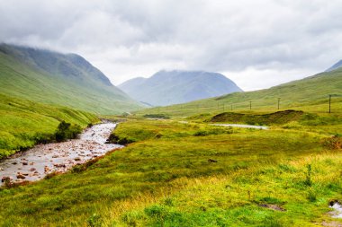 Glencoe ya da Glen Coe ve Glen Etive Valley, Lochaber, İskoçya, İngiltere 'de panoramik manzara. Glen Etive Skyfall 'da Daniel Craig ile James Bond filmi çekilmiştir.