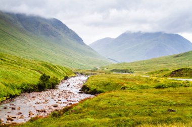 Glencoe ya da Glen Coe ve Glen Etive Valley, Lochaber, İskoçya, İngiltere 'de panoramik manzara. Glen Etive Skyfall 'da Daniel Craig ile James Bond filmi çekilmiştir.