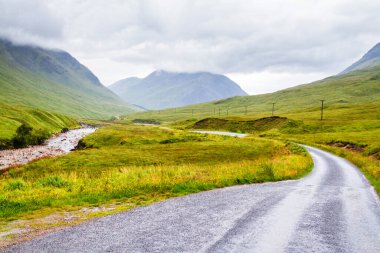 Glencoe ya da Glen Coe ve Glen Etive Valley, Lochaber, İskoçya, İngiltere 'de panoramik manzara. Glen Etive Skyfall 'da Daniel Craig ile James Bond filmi çekilmiştir.