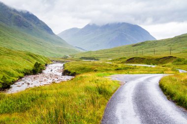 Glencoe ya da Glen Coe ve Glen Etive Valley, Lochaber, İskoçya, İngiltere 'de panoramik manzara. Glen Etive Skyfall 'da Daniel Craig ile James Bond filmi çekilmiştir.