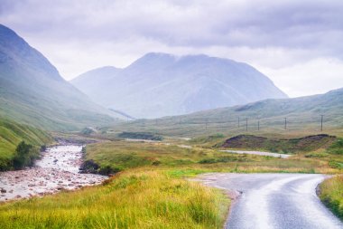 Glencoe ya da Glen Coe ve Glen Etive Valley, Lochaber, İskoçya, İngiltere 'de panoramik manzara. Glen Etive Skyfall 'da Daniel Craig ile James Bond filmi çekilmiştir.