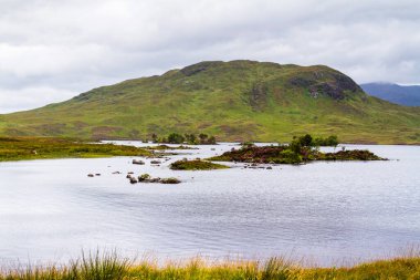 İskoçya, Higlands 'teki Orchy Köprüsü ve Achallader yakınlarındaki Kara Dağ' ın panoramik manzarası. Büyük Britanya, İngiltere