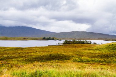 İskoçya, Higlands 'teki Orchy Köprüsü ve Achallader yakınlarındaki Kara Dağ' ın panoramik manzarası. Büyük Britanya, İngiltere