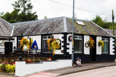 TYNDRUM, SCOTLAND - 18 Eylül 2016: Lomond Gölü ve Trossachs Ulusal Parkı 'ndaki eski bar. Birleşik Krallık