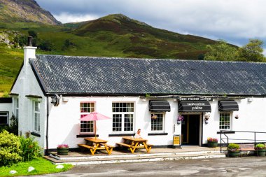 TYNDRUM, SCOTLAND - 18 Eylül 2016: Lomond Gölü ve Trossachs Ulusal Parkı 'ndaki eski bar. Birleşik Krallık