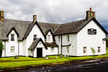 TYNDRUM, SCOTLAND - 18 Eylül 2016: Lomond Gölü ve Trossachs Ulusal Parkı 'ndaki eski bar. Birleşik Krallık
