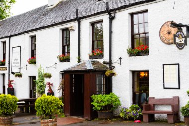 KILLIN, SCOTLAND - 20 Eylül 2016: Killin, İskoçya 'daki eski restoran ve bar. Binanın beyaz, eski, eski, eski cephesine ön manzara