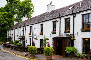 KILLIN, SCOTLAND - 20 Eylül 2016: Killin, İskoçya 'daki eski restoran ve bar. Binanın beyaz, eski, eski, eski cephesine ön manzara