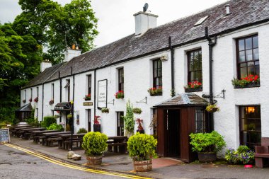 KILLIN, SCOTLAND - 20 Eylül 2016: Killin, İskoçya 'daki eski restoran ve bar. Binanın beyaz, eski, eski, eski cephesine ön manzara