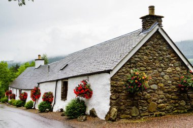 İskoç kırsalında eski bir ev. Lomond Gölü ve Trossachs Ulusal Parkı. İskoçya, Birleşik Krallık