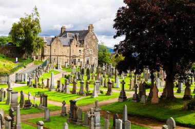 STIRLING, SCOTLAND - 19 Ağustos 2016: Stirling 'de, kalenin yakınındaki Kutsal Kaba' nın mezarlığında eski Kelt mezarları. İskoçya, Birleşik Krallık, İngiltere, Avrupa