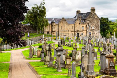 STIRLING, SCOTLAND - 19 Ağustos 2016: Stirling 'de, kalenin yakınındaki Kutsal Kaba' nın mezarlığında eski Kelt mezarları. İskoçya, Birleşik Krallık, İngiltere, Avrupa