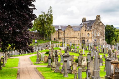 STIRLING, SCOTLAND - 19 Ağustos 2016: Stirling 'de, kalenin yakınındaki Kutsal Kaba' nın mezarlığında eski Kelt mezarları. İskoçya, Birleşik Krallık, İngiltere, Avrupa