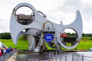 FALKIRK, SCOTLAND - 21 Ağustos 2016 Falkirk Wheel, Forth ve Clyde Kanalı 'nı Union Kanalı' na bağlayan dönen bir tekne asansörüdür. İskoçya, Birleşik Krallık
