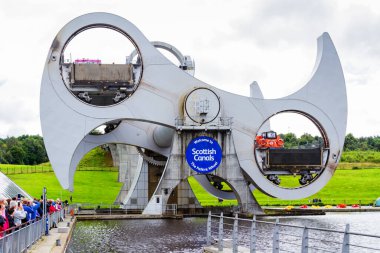 FALKIRK, SCOTLAND - 21 Ağustos 2016 Falkirk Wheel, Forth ve Clyde Kanalı 'nı Union Kanalı' na bağlayan dönen bir tekne asansörüdür. İskoçya, Birleşik Krallık