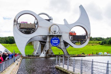 FALKIRK, SCOTLAND - 21 Ağustos 2016 Falkirk Wheel, Forth ve Clyde Kanalı 'nı Union Kanalı' na bağlayan dönen bir tekne asansörüdür. İskoçya, Birleşik Krallık