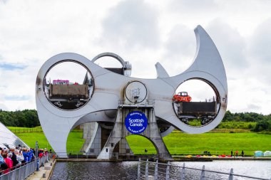FALKIRK, SCOTLAND - 21 Ağustos 2016 Falkirk Wheel, Forth ve Clyde Kanalı 'nı Union Kanalı' na bağlayan dönen bir tekne asansörüdür. İskoçya, Birleşik Krallık
