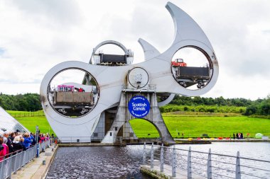 FALKIRK, SCOTLAND - 21 Ağustos 2016 Falkirk Wheel, Forth ve Clyde Kanalı 'nı Union Kanalı' na bağlayan dönen bir tekne asansörüdür. İskoçya, Birleşik Krallık