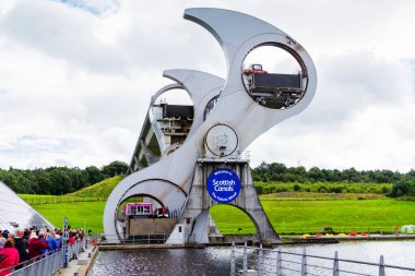 FALKIRK, SCOTLAND - 21 Ağustos 2016 Falkirk Wheel, Forth ve Clyde Kanalı 'nı Union Kanalı' na bağlayan dönen bir tekne asansörüdür. İskoçya, Birleşik Krallık