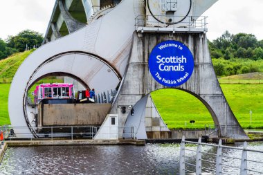 FALKIRK, SCOTLAND - 21 Ağustos 2016 Falkirk Wheel, Forth ve Clyde Kanalı 'nı Union Kanalı' na bağlayan dönen bir tekne asansörüdür. İskoçya, Birleşik Krallık