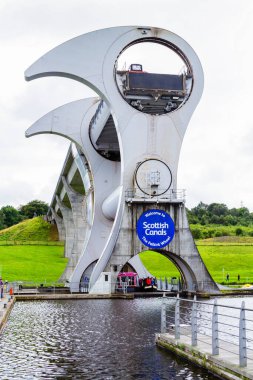 FALKIRK, SCOTLAND - 21 Ağustos 2016 Falkirk Wheel, Forth ve Clyde Kanalı 'nı Union Kanalı' na bağlayan dönen bir tekne asansörüdür. İskoçya, Birleşik Krallık
