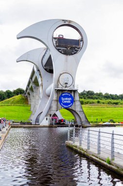 FALKIRK, SCOTLAND - 21 Ağustos 2016 Falkirk Wheel, Forth ve Clyde Kanalı 'nı Union Kanalı' na bağlayan dönen bir tekne asansörüdür. İskoçya, Birleşik Krallık