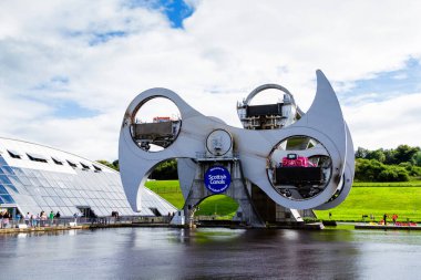 FALKIRK, SCOTLAND - 21 Ağustos 2016 Falkirk Wheel, Forth ve Clyde Kanalı 'nı Union Kanalı' na bağlayan dönen bir tekne asansörüdür. İskoçya, Birleşik Krallık