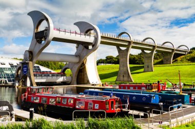 FALKIRK, SCOTLAND - 21 Ağustos 2016 Falkirk Wheel, Forth ve Clyde Kanalı 'nı Union Kanalı' na bağlayan dönen bir tekne asansörüdür. İskoçya, Birleşik Krallık