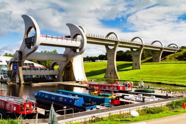FALKIRK, SCOTLAND - 21 Ağustos 2016 Falkirk Wheel, Forth ve Clyde Kanalı 'nı Union Kanalı' na bağlayan dönen bir tekne asansörüdür. İskoçya, Birleşik Krallık