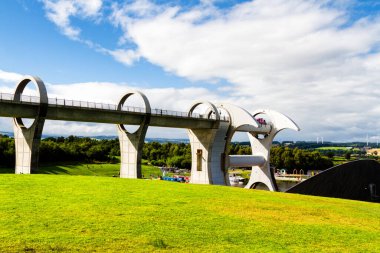 Falkirk Wheel, Forth ve Clyde Kanalı 'nı Union Kanalı' na bağlayan dönen bir tekne asansörüdür. İskoçya, Birleşik Krallık