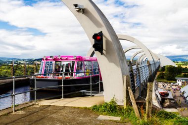 FALKIRK, SCOTLAND - 21 Ağustos 2016 Falkirk Wheel, Forth ve Clyde Kanalı 'nı Union Kanalı' na bağlayan dönen bir tekne asansörüdür. İskoçya, Birleşik Krallık
