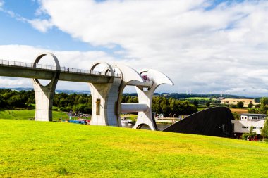 Falkirk Wheel, Forth ve Clyde Kanalı 'nı Union Kanalı' na bağlayan dönen bir tekne asansörüdür. İskoçya, Birleşik Krallık