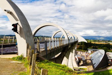 Falkirk Wheel, Forth ve Clyde Kanalı 'nı Union Kanalı' na bağlayan dönen bir tekne asansörüdür. İskoçya, Birleşik Krallık