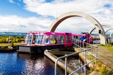 FALKIRK, SCOTLAND - 21 Ağustos 2016 Falkirk Wheel, Forth ve Clyde Kanalı 'nı Union Kanalı' na bağlayan dönen bir tekne asansörüdür. İskoçya, Birleşik Krallık