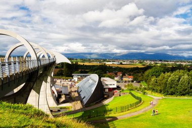 FALKIRK, SCOTLAND - 16 Ağustos 2016 Falkirk Wheel, Forth ve Clyde Kanalı 'nı Union Kanalı' na bağlayan dönen bir tekne asansörüdür. İskoçya, Birleşik Krallık