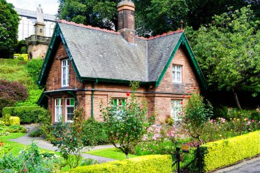 Edinburgh Parkı, İskoçya, İngiltere 'deki göl kıyısındaki eski taş ev.