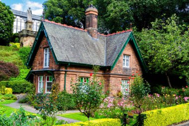 Edinburgh Parkı, İskoçya, İngiltere 'deki göl kıyısındaki eski taş ev.
