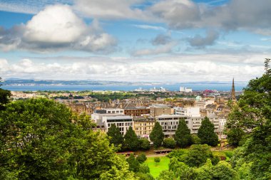 Edinburgh 'un panoramik manzarası - İskoçya' nın başkenti Calton Hill ve Arthur 'un koltuğundan alındı. İngiltere